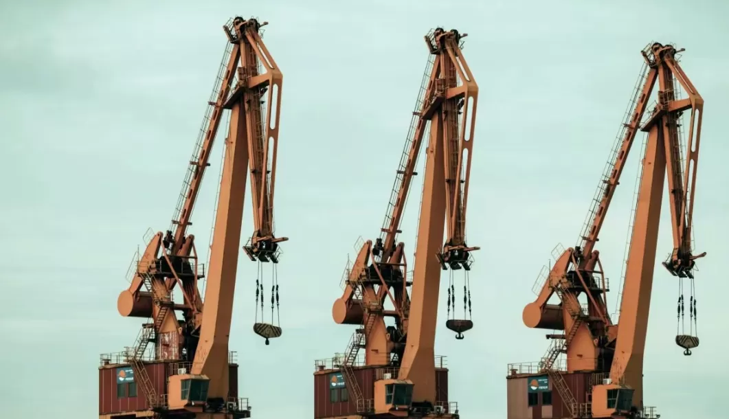 Lista kontrolluese e importuesve: Kufijtë globalë të portit për shkarkimin e makinerive të rënda